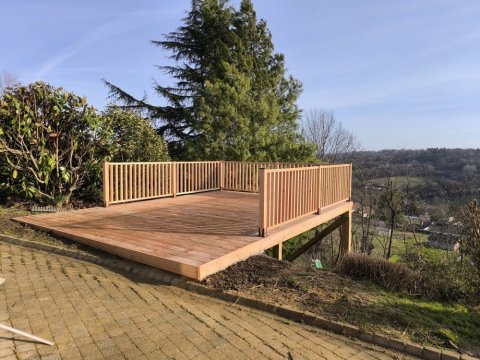 Aménagement extérieur - Création d'une terrasse Douglas sur pilotis à Bourgoin Jallieu