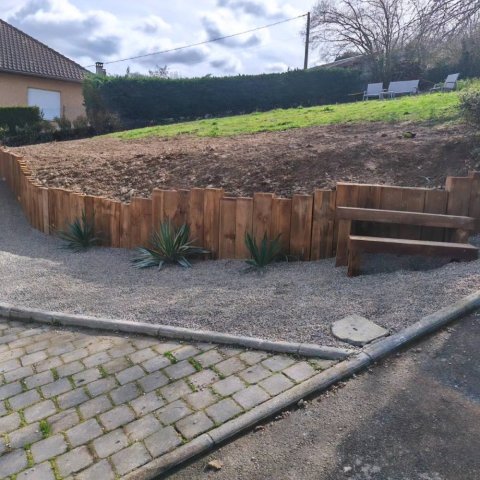  Aménagement extérieur avec la mise en place d'un soutènement en traverses paysagères à BOURGOIN JALLIEU