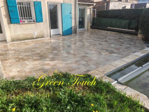Aménagements extérieurs - Rénovation d'une terrasse avec pose de travertins à Bourgoin-Jallieu