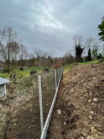 Aménagement d'un jardin - Mise en place d'un grillage souple avec soubassement béton à Saint-Cyr-au-Mont-d'or