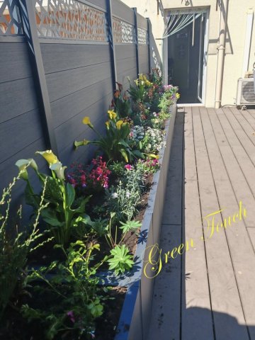 Aménagement d'une terrasse - Pose et plantation de bacs à fleurs - Pose de barrières composites à LYON