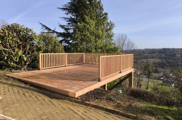 Aménagement extérieur - Création d'une terrasse Douglas sur pilotis à Bourgoin Jallieu