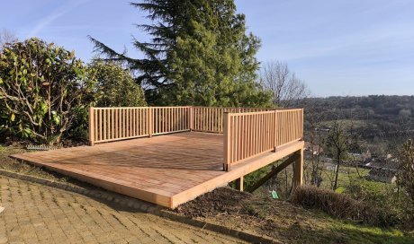 Aménagement extérieur - Création d'une terrasse Douglas sur pilotis à Bourgoin Jallieu