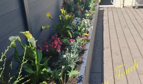 Aménagement d'une terrasse - Pose et plantation de bacs à fleurs - Pose de barrières composites à LYON