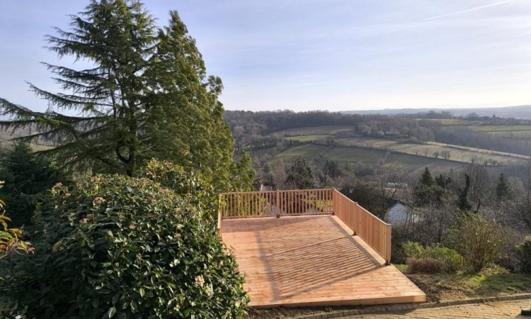 Aménagement extérieur - Création d'une terrasse Douglas sur pilotis à Bourgoin Jallieu