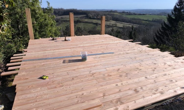 Aménagement extérieur - Création d'une terrasse Douglas sur pilotis à Bourgoin Jallieu