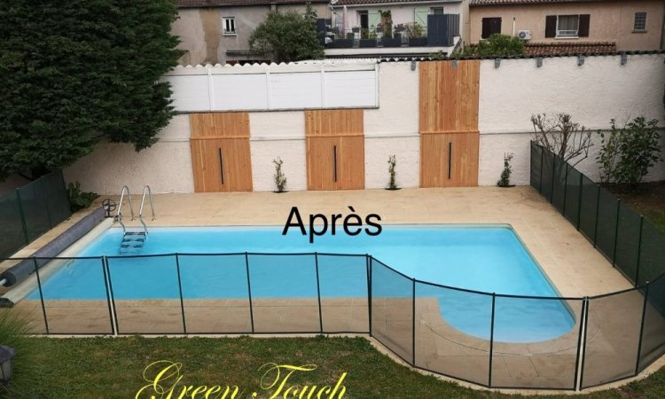Réaménagement d’un mur, habillage du mur avec du bois par endroit… Plantation de jasmins étoilés, installation de spots à LYON