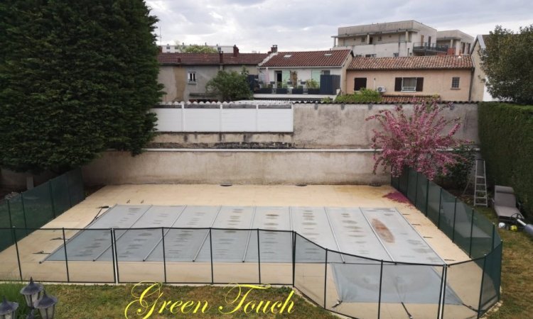 Réaménagement d’un mur, habillage du mur avec du bois par endroit… Plantation de jasmins étoilés, installation de spots à LYON
