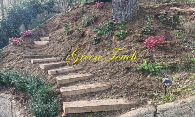 Aménagement extérieurs - Réalisation de marches avec des traverses en chêne et plantations…
