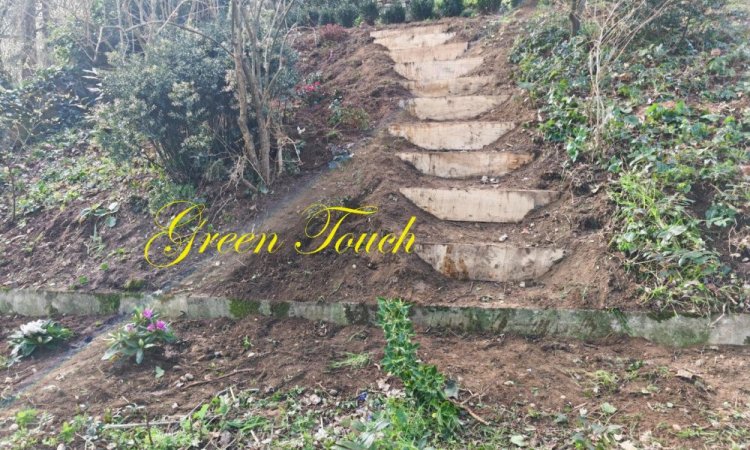 Aménagement extérieurs - Réalisation de marches avec des traverses en chêne et plantations…