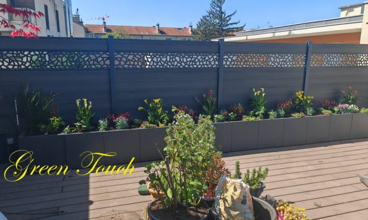 Aménagement d'une terrasse - Pose et plantation de bacs à fleurs - Pose de barrières composites à LYON