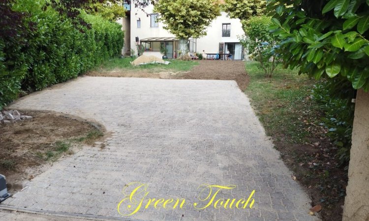 Aménagement d'une cour en travertins à LYON