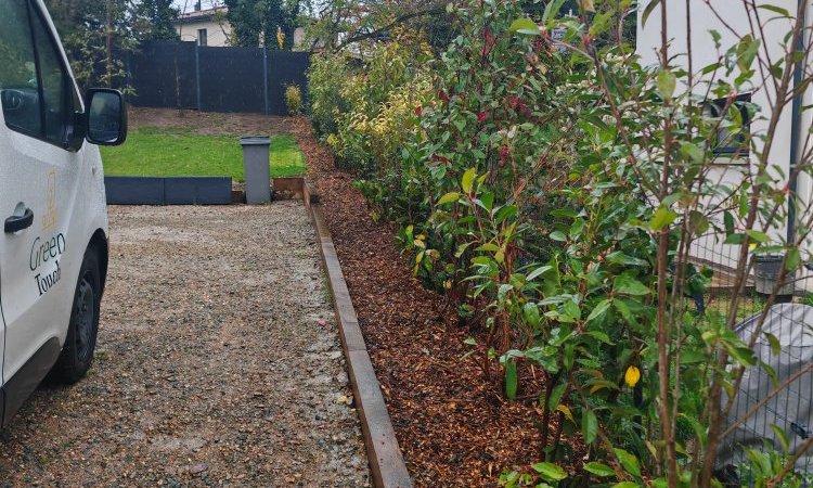 Aménagement extérieurs - Plantation d'une haie, aménagement d'un terrain en pente, installation de barrières occultantes à Bourgoin Jallieu