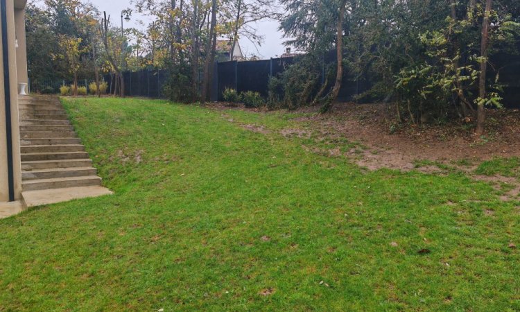 Aménagement extérieurs - Plantation d'une haie, aménagement d'un terrain en pente, installation de barrières occultantes à Bourgoin Jallieu