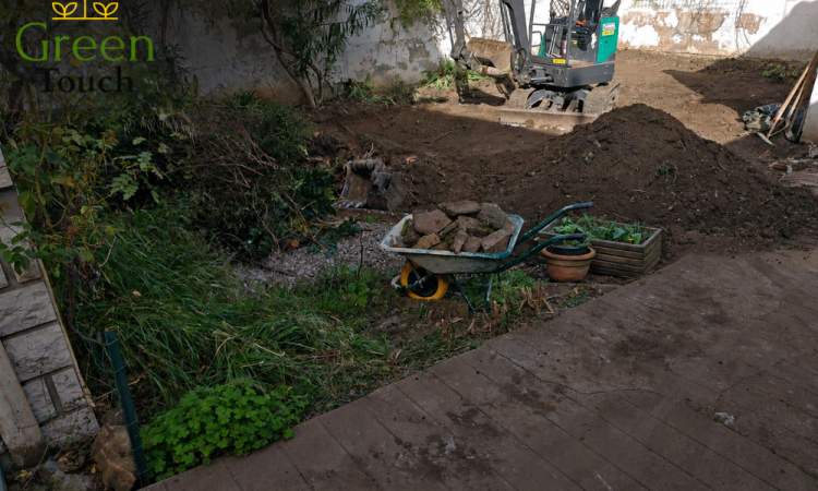 Aménagement extérieur - Création de massifs et installation d'une pelouse synthétique à LYON