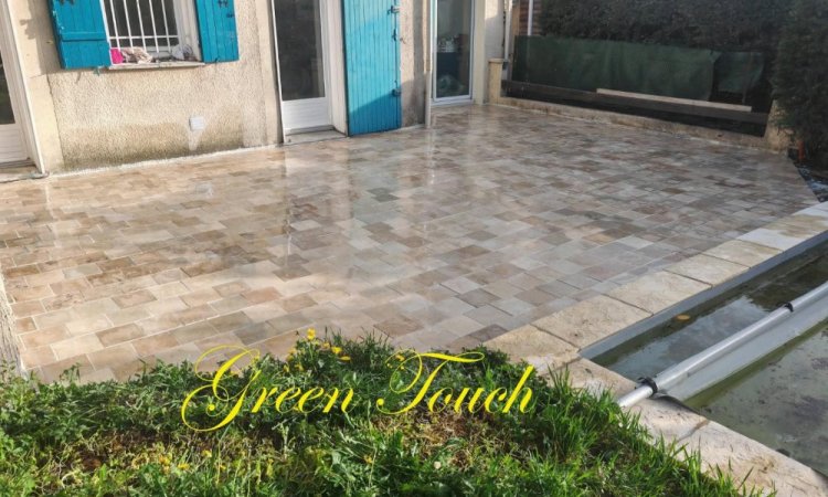 Aménagements extérieurs - Rénovation d'une terrasse avec pose de travertins à Bourgoin-Jallieu