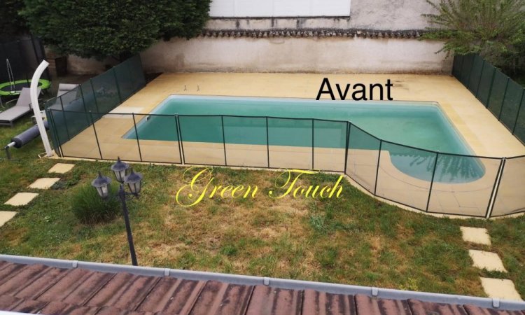 Réaménagement d’un mur, habillage du mur avec du bois par endroit… Plantation de jasmins étoilés, installation de spots à LYON