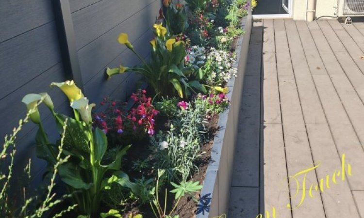 Aménagement d'une terrasse - Pose et plantation de bacs à fleurs - Pose de barrières composites à LYON