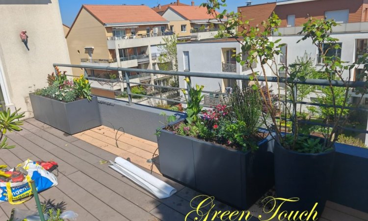 Aménagement d'une terrasse - Pose et plantation de bacs à fleurs - Pose de barrières composites à LYON