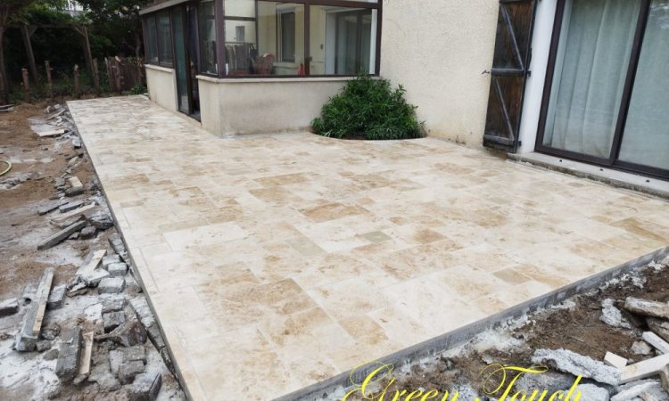 Aménagement d'une terrasse en travertins à LYON